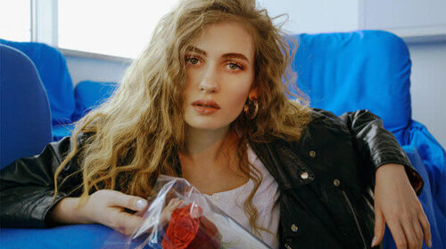 Українська співачка показала оголене фото у ванні: з одягу тільки пелюстки троянд