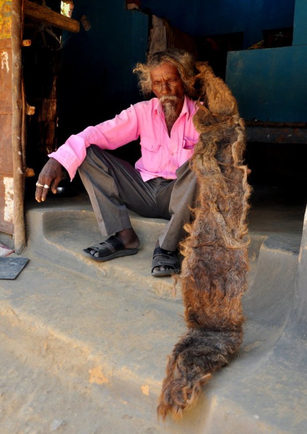 Индиец 40 лет не стриг и не мыл волосы: вот, что из этого получилось