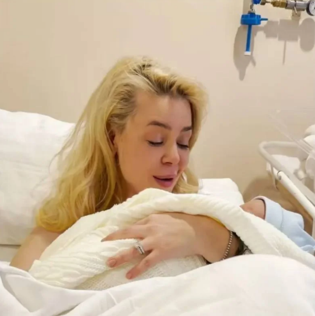 Аліна Гросу народила