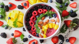"Поєднуйте їх з жирами": Уляна Супрун розповіла, як їсти ягоди з максимальною користю