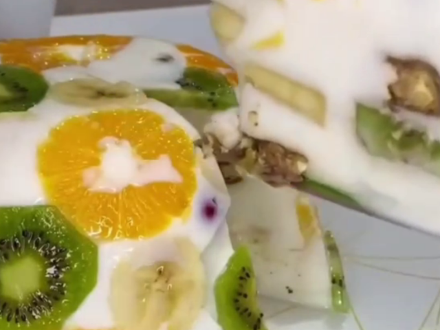 Молочный десерт с фруктами, кадр с видео