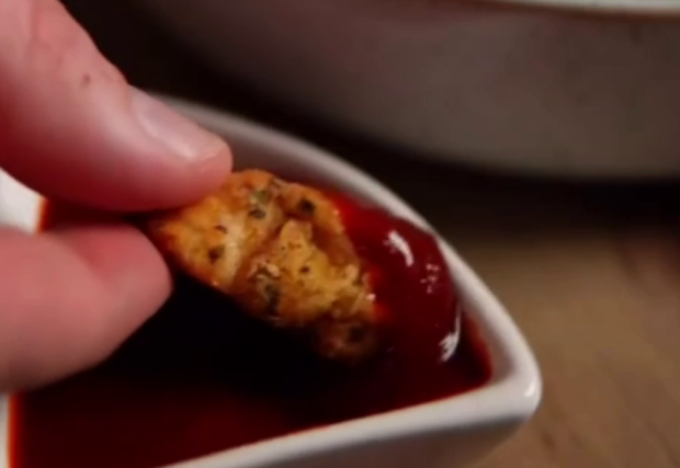 Попкорн из курицы, кадр из видео