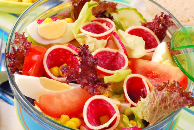 Салат из редиса с овощами и салями