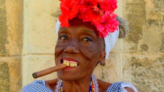 Стильно, модно, молодежно: пенсионерка из Кубы соорудила необычный защитный костюм от коронавируса