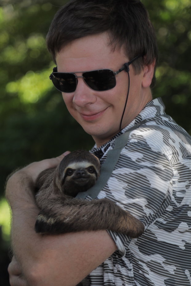 Дмитрий Комаров в обнимку с ленивцем