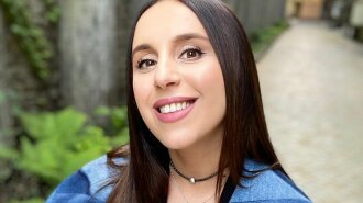 У модному платті і кросівках: 36-річна Джамала яка нещодавно народила показала стильний  look – ідеальний образ для прогулянок з коляскою