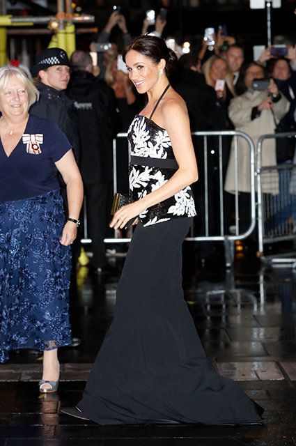 Меган Маркл впервые посетила концерт Royal Variety Performance в театре Палладиум в Лондоне