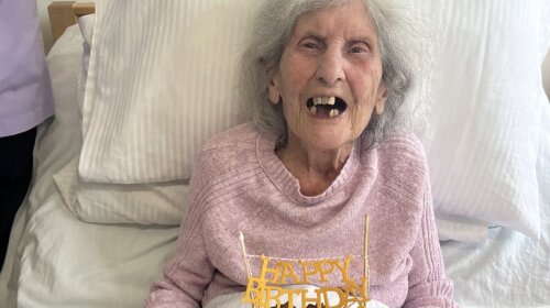 102-річна старенька розкрила свій секрет довголіття: їсть шоколад, жартує та п'є дещо цікавеньке