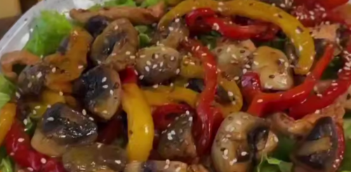 Салат з куркою теріякі, кадр з відео