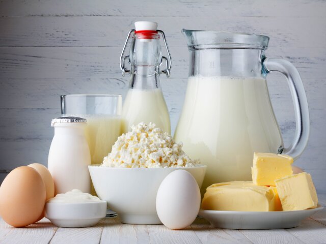 Молоко и кисломолочные продукты стоит употреблять с осторожностью
