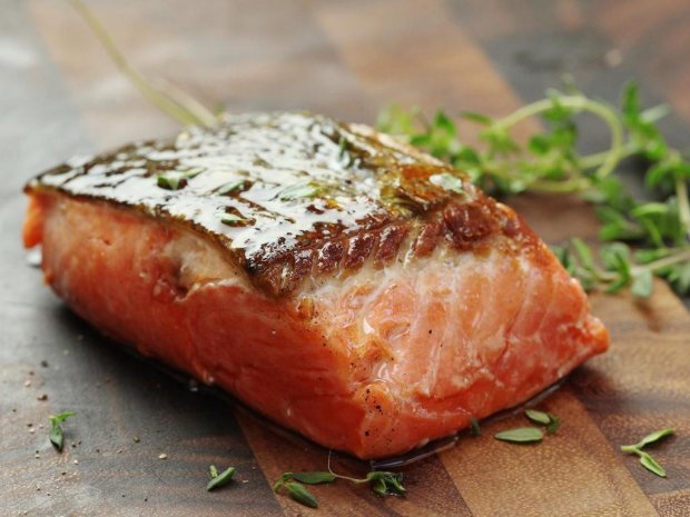 Большое количество витамина D содержится в жирной рыбе
