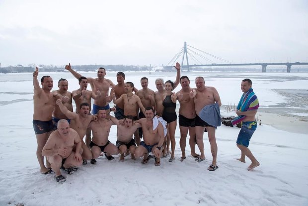 Виталий Кличко и госслужащие после купания в Крещенской воде