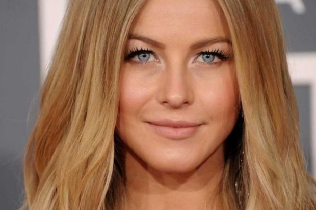 Медовый блонд, волосы, голубые глаза, кадр из видео