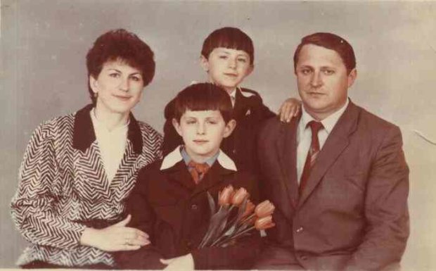 Сергей Притула с мамой, отцом и братом