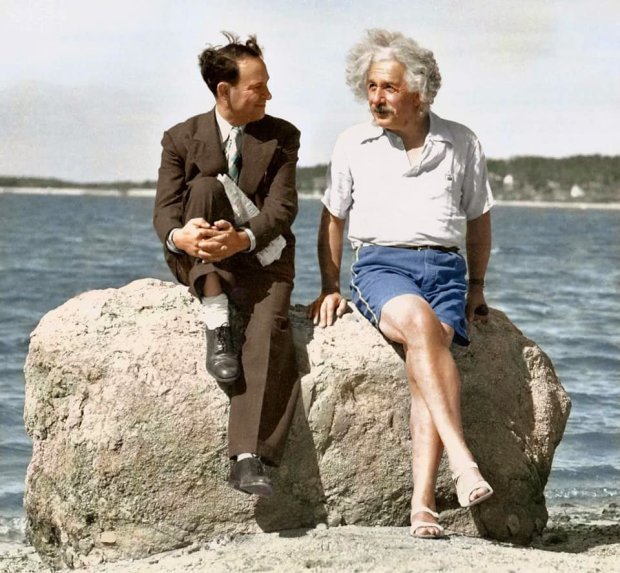 Альберт Эйнштейн на пляже в женских сандалиях