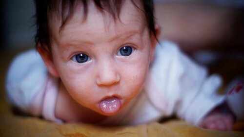 "Полуничний язик" і не тільки: вчені виявили нові симптоми китайського вірусу у дітей