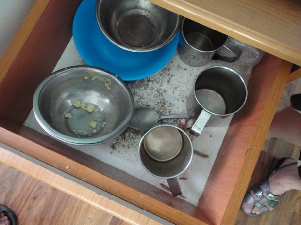Персонал детского дома складывал посуду в тумбочки.