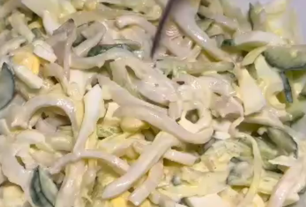 Салат з кальмарами, кадр з відео