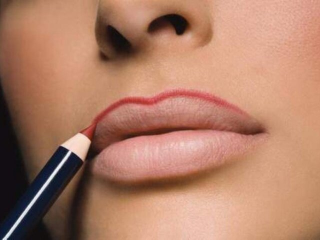 Збільшення губ за допомогою макіяжу