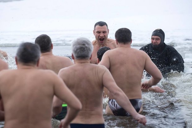 Виталий Кличко и с коллегами купается в Крещенской воде
