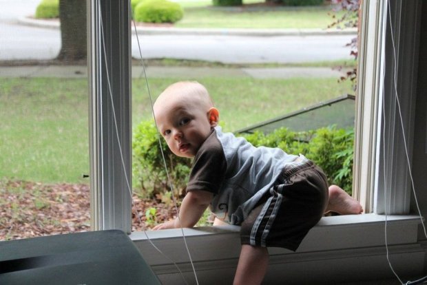 Ребенок выпал из окна: правила безопасности