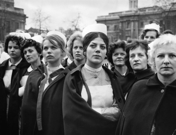 Около 8 тысяч медсестер вышли на митинг в Лондоне с просьбой повысить оплату труда, апрель 1962 год