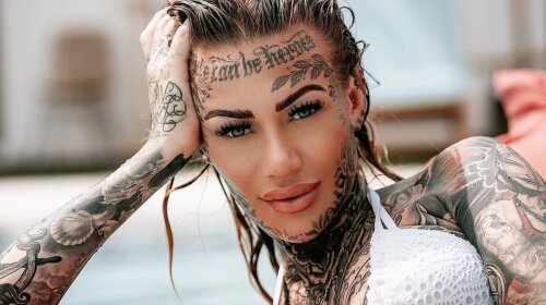 Тело и лицо 33-летней британки на 95% покрыто татуировками: после рождения ребенка она закрасила половину и показала, как выглядит без них