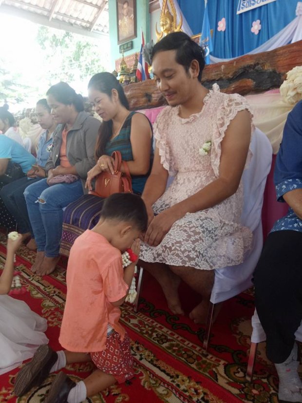 Отец-одиночка из Таиланда пришел на праздник в платье