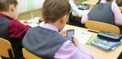 Школьники, гаджеты, изображения из свободных источников