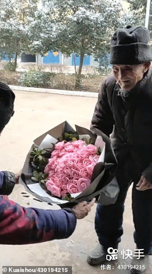 Дедушка приятно удивил свою 99-летнюю жену