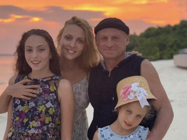 Оля Полякова з чоловіком та дочками