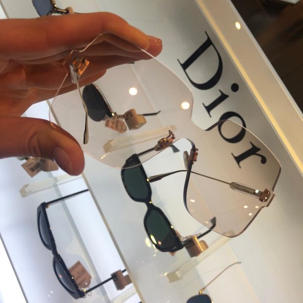 Леся Никитюк демонстрирует очки от известного бренда
