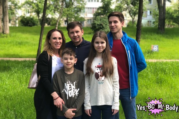 Юлія Бардівська з чоловіком і дітьми