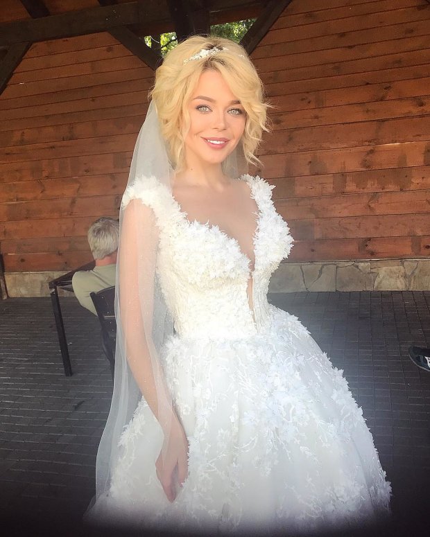 Аліна Гросу поділилася фото у весільній сукні