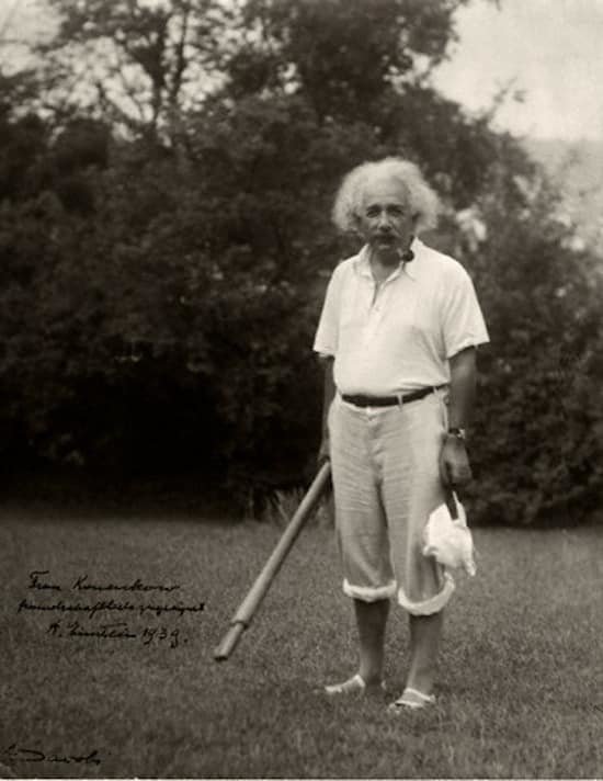Альберт Эйнштейн в сандалиях