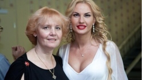 Эффектная красотка с модной прической: Камалия показала свою моложавую маму – как изменилась Инна Шмаренкова (фото)
