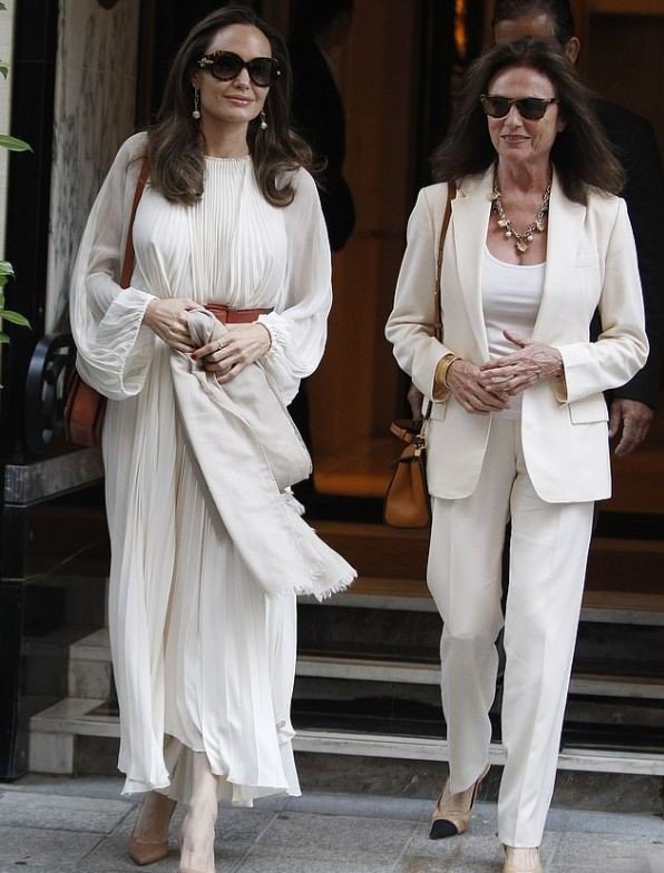 Анджелина Джоли на прогулке с Жаклин Биссет