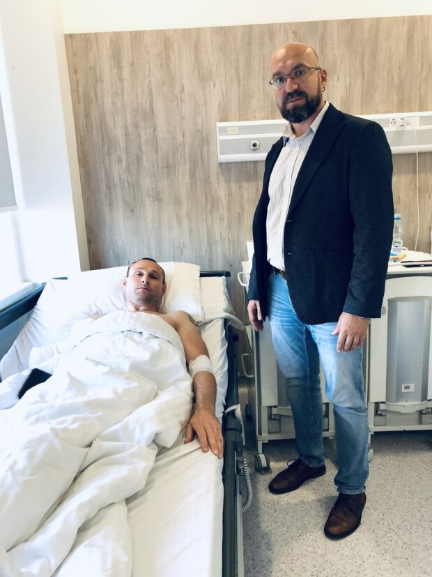 Ортопед-травматолог Олександр Галузинський з пораненим бійцем