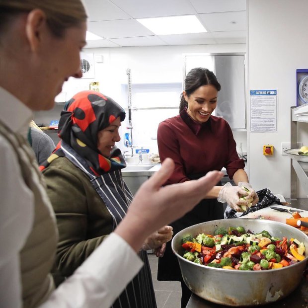 Меган Маркл и принц Гарри часто помогают в приготовлении еды для бездомных