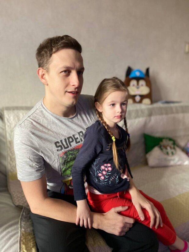 Святослав Гринчук с дочкой смотрит Олимпиаду