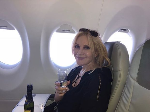 Таисия Повалий пьет в самолете