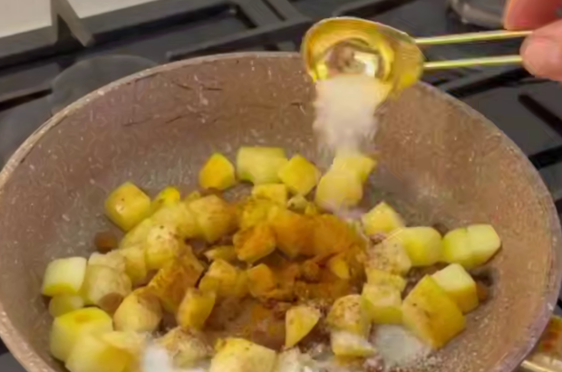 Боул с яблоками и орехами, кадр с видео