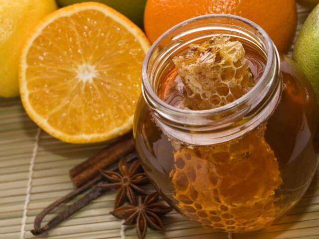 Поможет ли мед при простуде: ответ доктора Комаровского