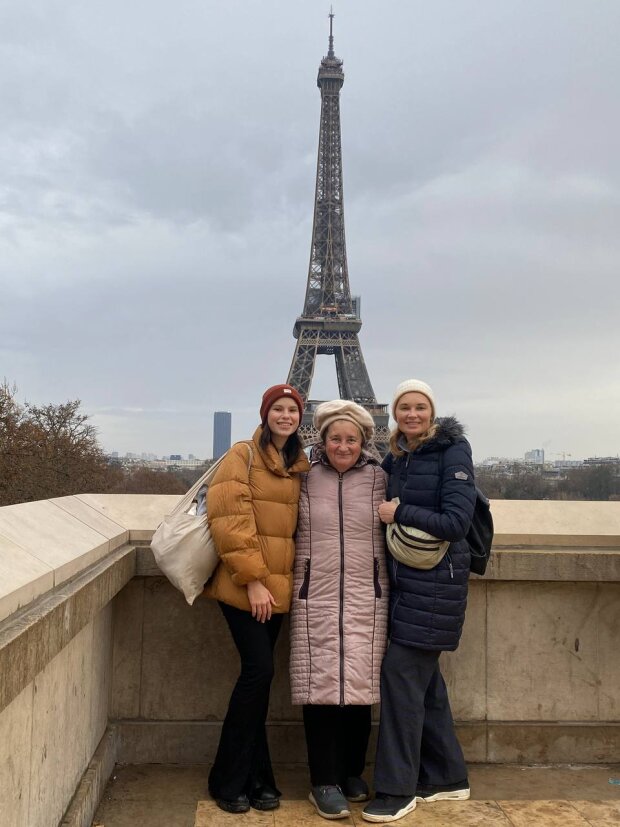 Лидия Таран с мамой и дочерью в Париже