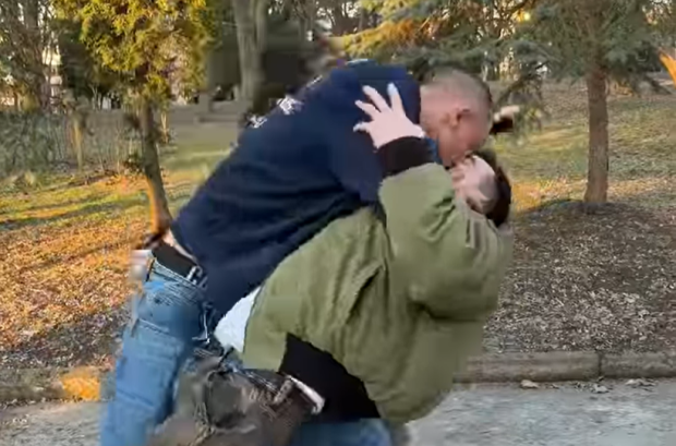 Поцілунок Тараса Цимбалюка, кадр з відео