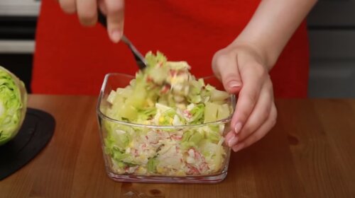 ТОП-3 быстрых салатов на Новый год – необычный «Оливье», оригинальный крабовый и нежная «Мимоза» с курицей (видео)