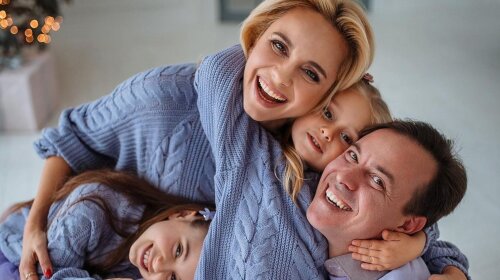 "Ох вже ця Дика сімейка!": Лілія Ребрик поділилася кадрами новорічної фотосесії в домашніх светрах