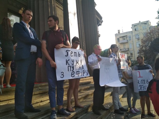 Канал 1+1 прокомментировал протест активистов против Оксаны Марченко