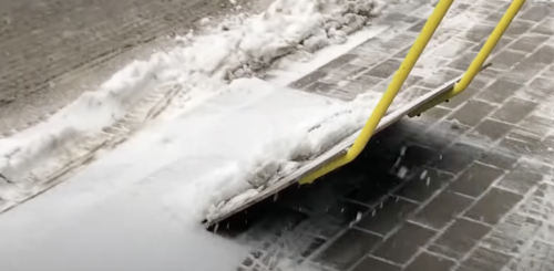 Прибирання снігу. Фото: youtube.com