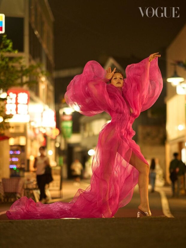Тіна Кароль засвітила пишний бюст у напівпрозорій сукні на сторінках VOGUE. Японія